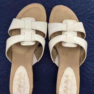 Soft Style Hush puppies White sandals size 8
